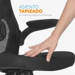 La silla de oficina Zad con espaldar en malla y brazos regulables para oficina moderna.