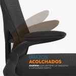 La silla de oficina Zad con espaldar en malla y brazos regulables para oficina moderna.