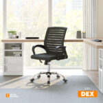 Silla de oficina Dex negra en espacio de trabajo