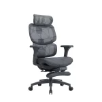 Silla de oficina Sam con reposapiés, cabecero, espaldar en malla y brazos 3D regulables.