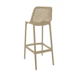 La silla de bar Berlin en polipropileno con diseño moderno, estructura resistente y asiento microperforado