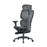 Silla de oficina Sam con reposapiés, cabecero, espaldar en malla y brazos 3D regulables.