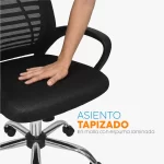Sillón presidente Loto color negro con cabecero regulable, espaldar en malla y base cromada.