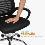 Sillón presidente Loto color negro con cabecero regulable, espaldar en malla y base cromada.