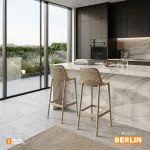 La silla de bar Berlin en polipropileno con diseño moderno, estructura resistente y asiento microperforado