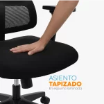 La silla de oficina Flip con cabecero regulable, brazos 3D y espaldar en malla para oficina moderna.