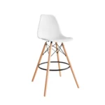 La silla de bar Eames blanco con patas de madera y estructura reforzada para espacios modernos.