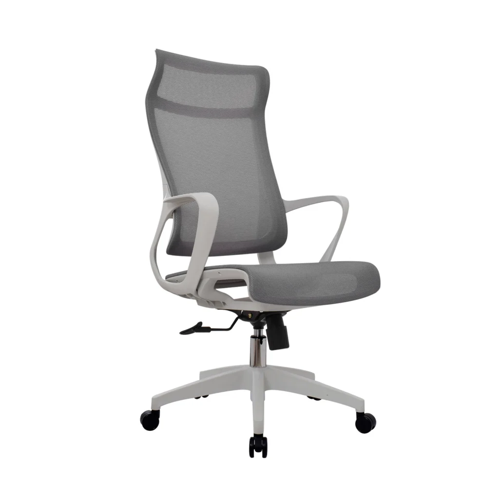 La silla de oficina Rigs con cabecero, espaldar en malla, asiento transpirable y mecanismo basculante.