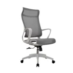 La silla de oficina Rigs con cabecero, espaldar en malla, asiento transpirable y mecanismo basculante.