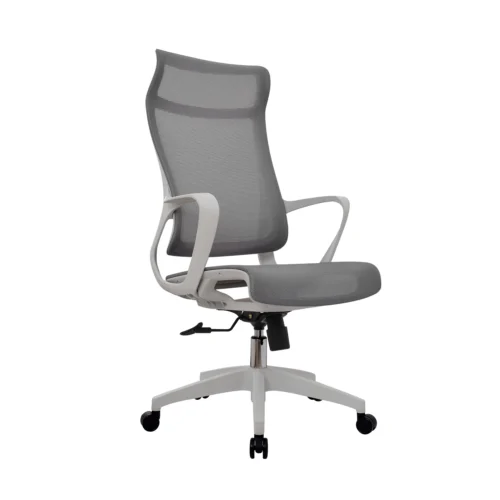 La silla de oficina Rigs con cabecero, espaldar en malla, asiento transpirable y mecanismo basculante.