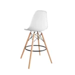 La silla de bar Eames blanco con patas de madera y estructura reforzada para espacios modernos.