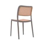 La silla NET con estructura en polipropileno microperforado, ideal para comedores, cafeterías y espacios modernos.