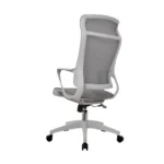 La silla de oficina Rigs con cabecero, espaldar en malla, asiento transpirable y mecanismo basculante.