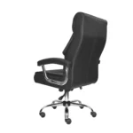 La silla de oficina Classic II negra con cabecero y base cromada para oficina moderna.