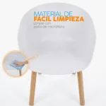 Comedor Nápoles con mesa redonda y tres sillas en tonos claros para espacios modernos y minimalistas.