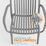 La silla Nard gris con brazos y estructura en polipropileno para interiores y exteriores.