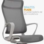 La silla de oficina Rigs con cabecero, espaldar en malla, asiento transpirable y mecanismo basculante.