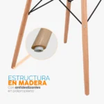 Comedor Nápoles con mesa redonda y tres sillas en tonos claros para espacios modernos y minimalistas.