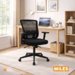 La silla de oficina Miles con espaldar en malla, apoyo lumbar regulable, brazos regulables y base giratoria resistente.