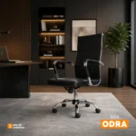 La silla Odra negra con estructura cromada y tapizado en cuero sintético para oficina moderna, salas de reuniones y despachos