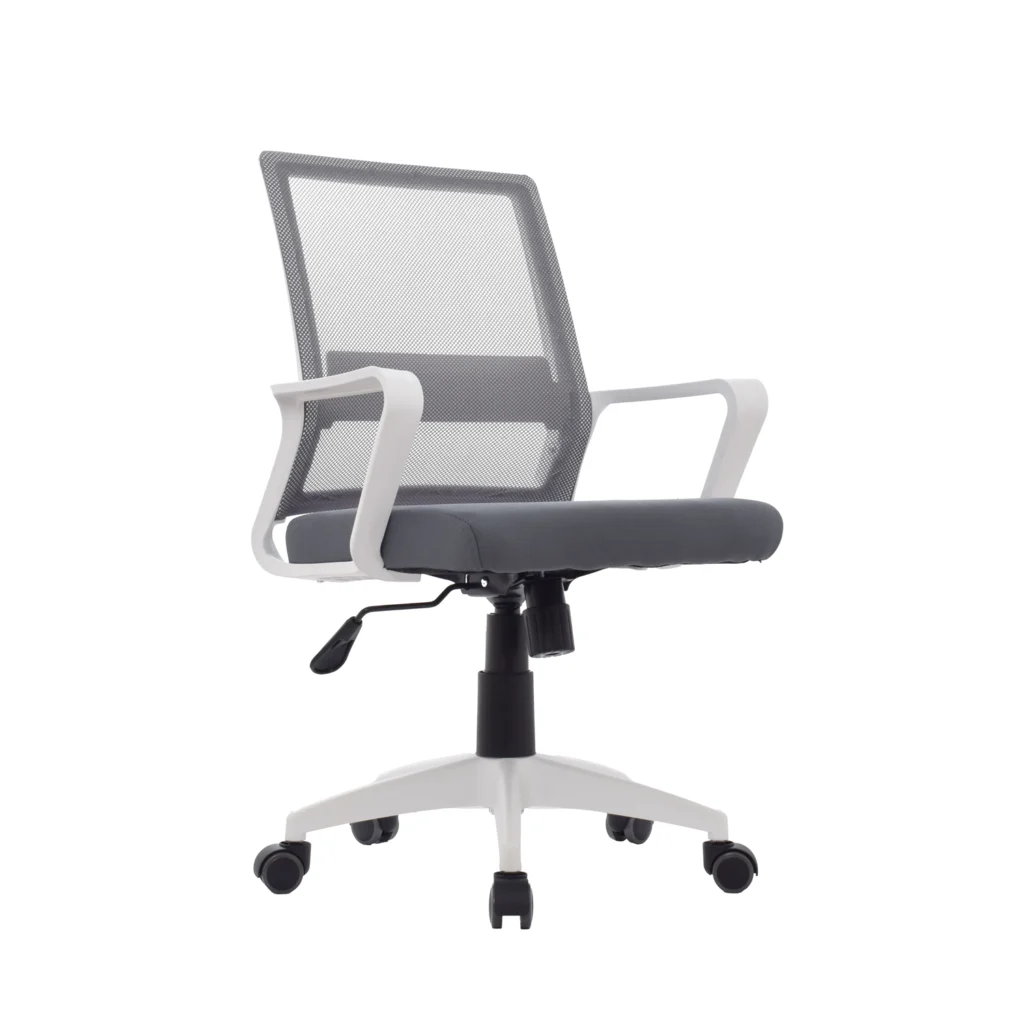 La silla de oficina Styes con respaldo alto en malla, asiento tapizado, brazos fijos y base de nylon con ruedas.