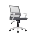 La silla de oficina Styes con respaldo alto en malla, asiento tapizado, brazos fijos y base de nylon con ruedas.