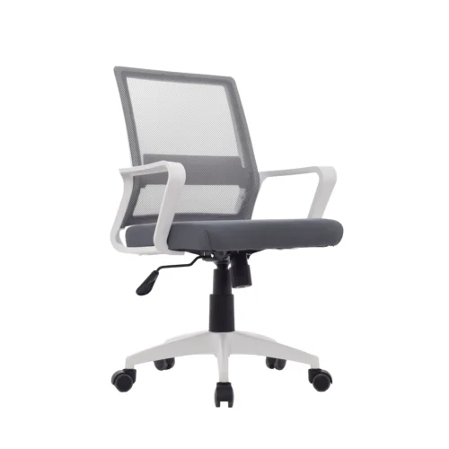 La silla de oficina Styes con respaldo alto en malla, asiento tapizado, brazos fijos y base de nylon con ruedas.