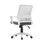 La silla de oficina Styes con respaldo alto en malla, asiento tapizado, brazos fijos y base de nylon con ruedas.