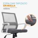 La silla de oficina Styes con respaldo alto en malla, asiento tapizado, brazos fijos y base de nylon con ruedas.