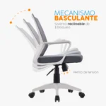La silla de oficina Styes con respaldo alto en malla, asiento tapizado, brazos fijos y base de nylon con ruedas.