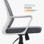 La silla de oficina Styes con respaldo alto en malla, asiento tapizado, brazos fijos y base de nylon con ruedas.