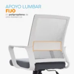 La silla de oficina Styes con respaldo alto en malla, asiento tapizado, brazos fijos y base de nylon con ruedas.