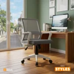 La silla de oficina Styes con respaldo alto en malla, asiento tapizado, brazos fijos y base de nylon con ruedas.